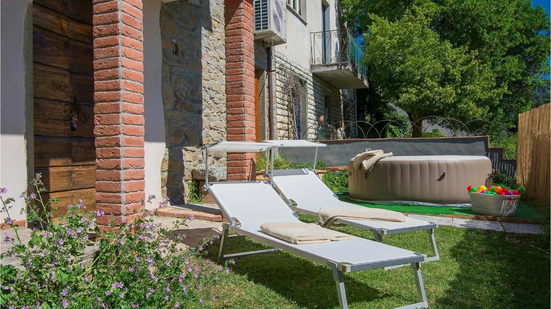 Cozy Apartment In Benabbio With Kitchen location